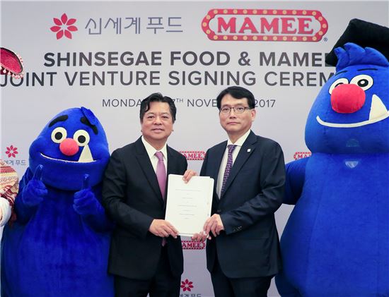 11월27일 말레이시아 말라카에 위치한 마미 더블 데커 본사에서 최성재 신세계푸드 대표(오른쪽)와 탄 스리 팡 티취(Tan Sri Pang Tee Chew) 마미 더블 데커 대표(왼쪽)가 '신세계 마미' 합작법인 설립 계약을 체결하고 기념사진을 촬영하고 있다. 사진제공=신세계푸드