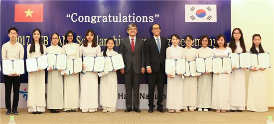 지난 15일 베트남 하노이 국립 경제대학 National Economic University 에서 개최된 '2017 KEB Hana장학금 수여식'에서 윤종웅 하나금융나눔재단 상근이사(왼쪽에서 일곱번째)가 KEB Hana 장학생들과 기념촬영을 하고 있다.

