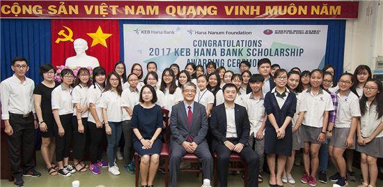 지난 14일 베트남 호치민 외국어 정보통신 대학 Hochiminh city University of Foreign Language and Information Technology(HUFLIT)에서 개최된 '2017 KEB Hana장학금 수여식'에서 윤종웅 하나금융나눔재단 상근이사(앞줄 가운데)가 장학생 및 현지 관계자들과 함께 기념촬영을 하고 있다.

