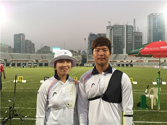 양궁 리커브 혼성팀 최민선(왼쪽)과 김종호[사진=대한양궁협회 제공]