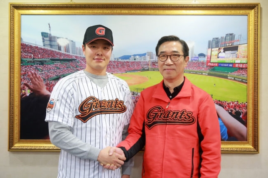 민병헌, 롯데와 4년 계약…네티즌 “강민호 가니 강민호 닮은애가 와”