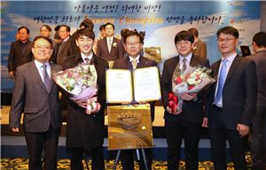 김동섭 한국서부발전 기술본부장(가운데)과 관계자들이 '에너지챔피언 기업' 인증서 및 인증패를 받고 기념촬영을 하고 있다.
