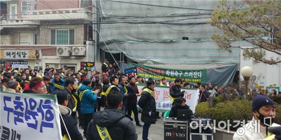 일선 축구인들이 28일 신문로 축구회관 앞에서 학원 축구의 정상화를 요구하는 시위를 하고 있다 [사진=김형민]