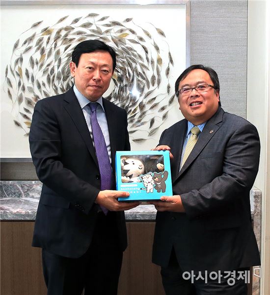 28일 신동빈 롯데그룹 회장이 밤방 브로조네고로 인도네시아 국가개발기획부 장관과 면담한 뒤 기념 선물을 전달하고 있다.