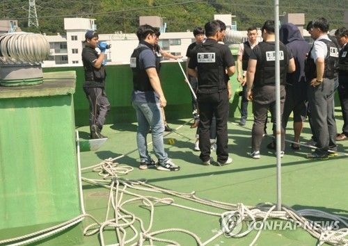 경남 양산시 한 아파트에서 외벽 작업자 밧줄을 잘라 살해한 피의자 현장 검증이 15일 사건이 발생한 아파트 옥상에서 열리고 있다. 2017.6.15 [경남지방경찰청 제공=연합뉴스]