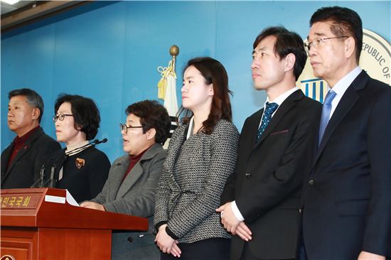 국회 환경노동위원회 고용노동소위 야3당 의원들이 28일 오후 국회 정론관에서 근로시간 단축과 관련해 여야간 합의가 무산된 것과 관련해 입장을 표명했다. 
