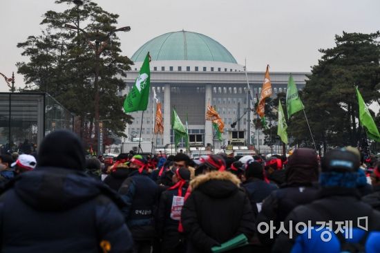 28일 서울 여의도 국회대로에서 열린 '건설노조, 총파업 결의대회'에 참가한 건설노조 조합원들이 결의대회를 마친 뒤 국회로 행진하자 경찰병력이 저지하고 있다./강진형 기자aymsdream@
