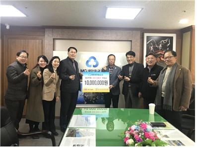 광주경실련-대광새마을금고-광주청지트 기부 전달식. 광주청지트와 광주경실련 및 대광새마을금고 관계자들이 기념촬영을 하고 있다. 사진=광주경실련