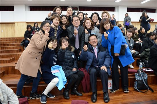 28일 오전 11시 전농초등학교 아트홀에서 진행된 ‘조희연 교육감과 함께하는 서울미래교육 쎈(SSEN)톡’을 마친 후 유덕열 동대문구청장과 조희연 교육감 및 참석 학부모들이 기념촬영을 하고 있다.
