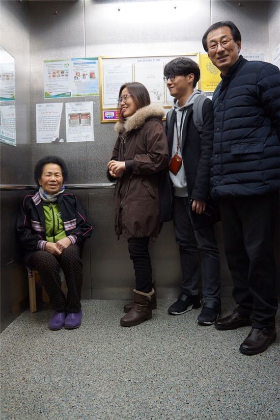 성북구 청사 엘리베이터 안 ‘동행(同幸)의자’ 화제