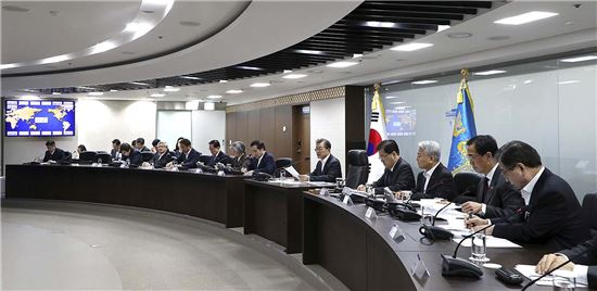 문재인 대통령이 29일 오전 6시 청와대에서 국가안전보장회의(NSC) 전체회의를 주재하고 있다. (사진=청와대)
