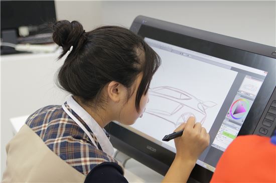 현장체험학습으로 한국잡월드 현대자동차관을 방문한 학생들이 태블릿 PC를 이용해 자동차 스케치 체험을 하고 있다.