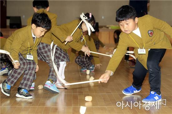 [포토]전래놀이하는 어린이들