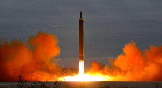 2017년 11월 29일 북한이 대륙간탄도미사일(ICBM)급 '화성-15형'을 발사하는 모습. 북한의 이번 미사일 발사는 이날 이후 1년 5개월여 만이다. 이번에 발사된 발사체는 동해상까지 약 70km에서 200km까지 비행했고, 추가정보에 대해서는 한미가 정밀분석 중에 있다고 합참은 밝혔다.