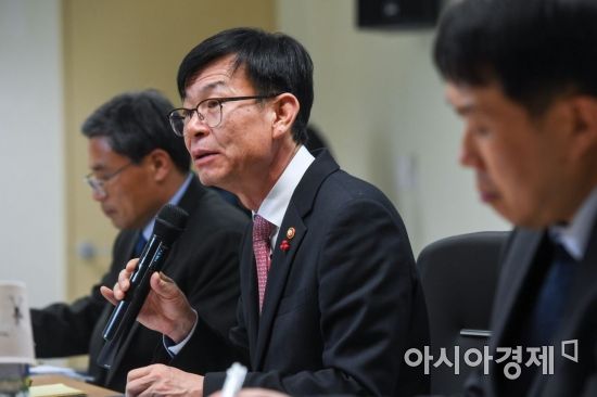 [포토] 유통업계 간담회 참석한 김상조 공정거래위워장