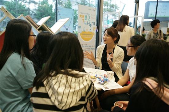 살아 있는 책(사람)과 대화 시간인 '리빙라이브러리' 행사 