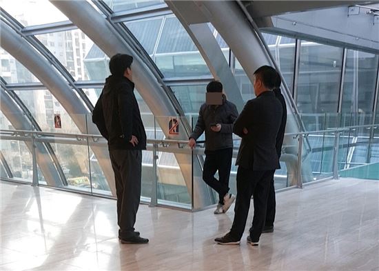 대한방직 소액주주들이 신규 이사 선임 투표 중 총회장 밖으로 나와 대화를 나누는 모습. 