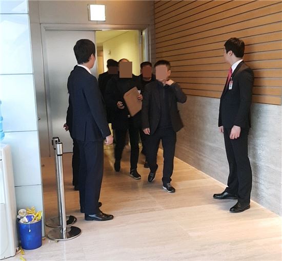 대한방직 임시주주총회가 끝난 뒤 소액주주들이 퇴장하고 있는 모습. 