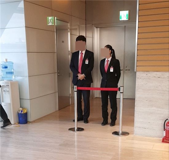 다섯 시간 넘게 진행된 대한방직 임시주주총회엔 주식을 보유하지 않은 참여 희망자의 출입이 엄격히 통제됐다. 