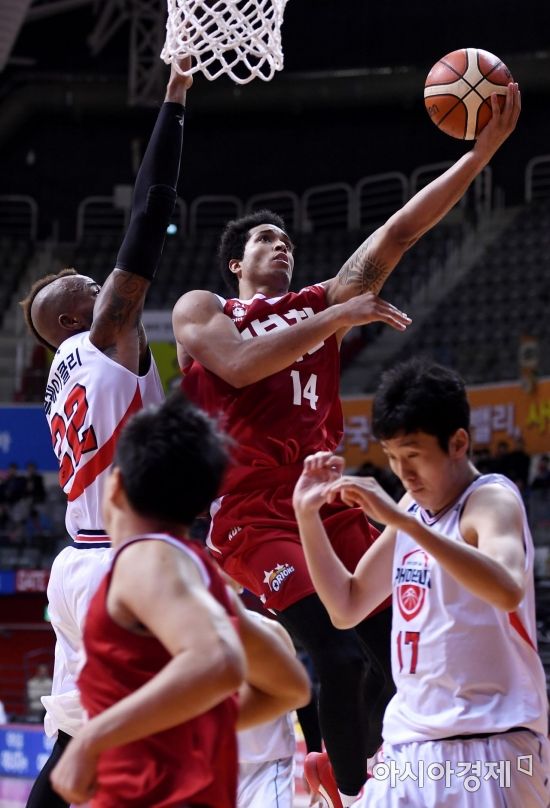 [포토] 에드워즈, '막아도 소용없어'