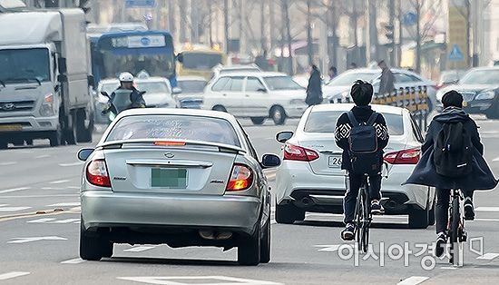 자전거 사고율이 높은 방학사거리 부근에서 자전거운전자들이 차로 2차선을 침범해 차량들 사이를 달리고 있다./윤동주 기자 doso7@