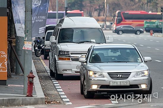 자전거전용도로에 불법주차된 차량들로 자전거 통행은 불가능해 보인다./윤동주 기자 doso7@
