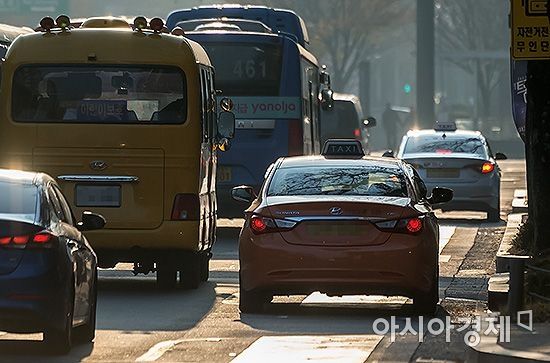 여의도역 사거리에서 우회전하는 차량들이 자전거 전용도로를 넘어서고 있다. 이 자전거전용도로는 사고율이 높기로 자전거운전자들에게 악명 높다./윤동주 기자 doso7@