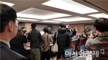 30일 오전 서울 태평로 한국은행 본관 17층 회의장의 모습. 금융통화위원회 본회의 개최 전 회의장이 취재진들로 붐비고 있다.  