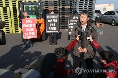 정윤진 광주지방고용노동청 산재예방지도과장이 27일 오후 제주시 구좌읍 한동리 현장실습 고교생 사망 사고 발생 업체를 찾아 특별근로감독을 시작하기 전 취재진 질문에 답하고 있다./사진=연합뉴스