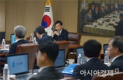지난달 30일 금융통화위원회 본회의를 앞두고 있는 이주열 한국은행 총재(가운데)와 금통위원들 모습.(사진=문호남 기자) 
