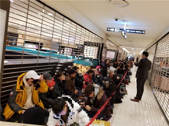 30일 새벽 서울 롯데백화점 소공점 지하 1층에서 평창 롱패딩을 구입하기 위한 고객들이 줄지어 대기하고 있다. 