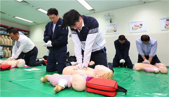 조원태 대한항공 사장(사진 가운데)이 심폐소생술 가슴압박 교육을 받고 있다. 