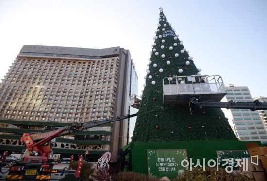 [포토]'광장에 크리스마스 트리 설치합니다'