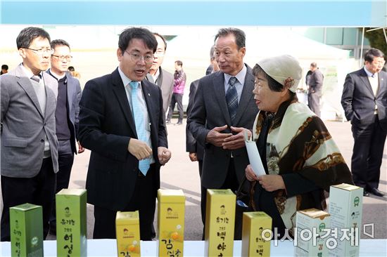 전남농업기술원에서 열린 전남 친환경 농업인 한마음대회에 참석해 친환경 관련 농자재와 유기농 제품 전시관을 돌아보고 있다. 사진제공=전남도