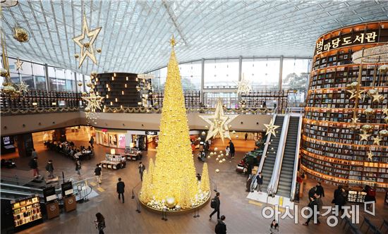 [포토]도서관 한복판에 들어선 12미터 초대형 트리