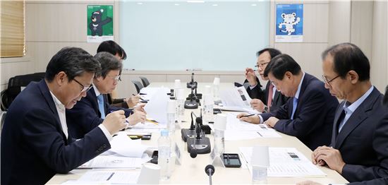 도종환 문화체육관광부장관이 30일 서울 용산구 국립극단 회의실에서 열린 제3차 평창올림픽 기관장급 조정협의회에서 이희범 2018 평창 동계올림픽대회 및 동계패럴림픽대회 조직위원장, 최문순 강원도지사와 함께 대회 운영 준비 현황을 점검하고 있다. [사진= 문화체육관광부 제공]