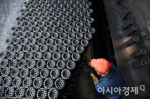연탄공장에서 한 도매업자가 연탄을 차량에 싣고 있다.