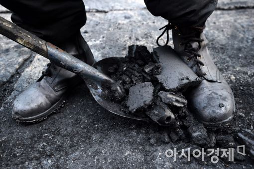 연탄 1장의 무게는 3.6kg. 깨지지 않게 조심스럽게 다뤄야 한다. 