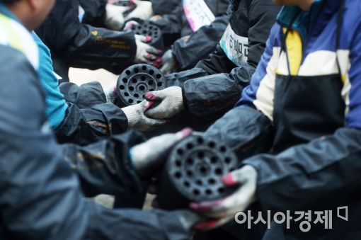 노원구선거관리위원회 직원들과 자원봉사자들이 서울 노원구 상계3·4동 일대에서 저소득층 등 소외가구에 연탄을 전달하고 있다. 