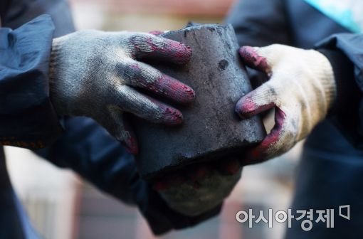 떨어뜨리지 않게 조심조심... 하얗던 목장갑이 연탄가루로 새까맣게 변했다.