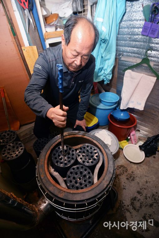 서울 노원구 상계3·4동의 한 주민이 연탄불을 피우고 있다. 