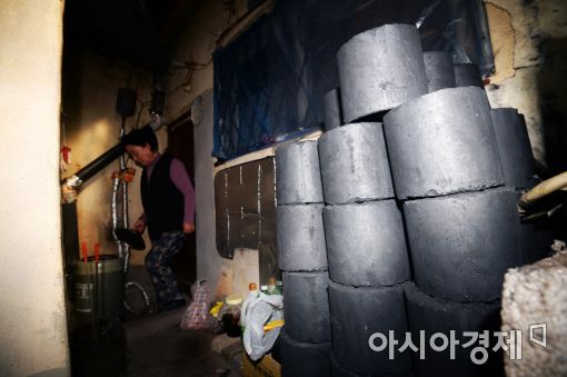 가스와 전기 사용이 늘면서 연탄의 쓰임새가 크게 줄었지만 여전히 연탄 한 장의 온기로 겨울을 버티는 사람들이 있다. 
