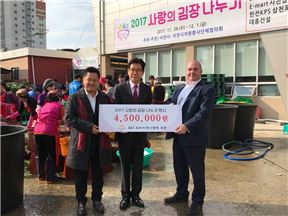 사천시에 후원금 전달하는 BAT코리아 배윤석 부사장(왼쪽)과 개리 태런트 전무가 기념촬영을 하고 있다. 