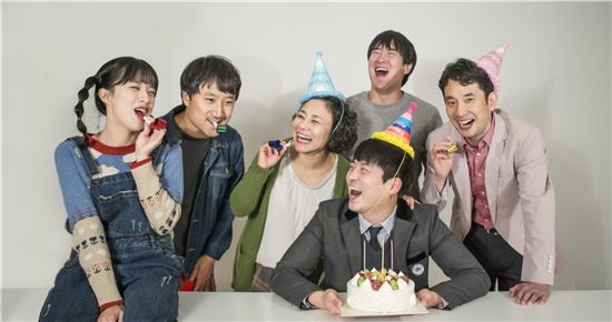 극단 필통 10주년 연극 '가족死진'. 사진제공=아트리버