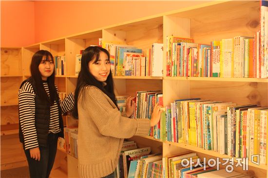유노윤호 일본 팬클럽,광산구에 그림책 1천여권 기증