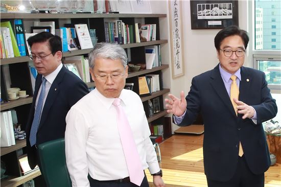 왼쪽부터 김동철 국민의당, 정우택 자유한국당, 우원식 더불어민주당 원내대표. 