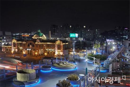 공공미술 프로젝트 첫 번째 작품 '흩어지는 빛, 미끄러지는 소리'는 온도, 풍향, 풍속, 습도 등 서울과 평창의 실시간 날씨 API 데이터를 이용해, 서울로에 지속적으로 변화하는 빛과 음악을 펼쳐놓는다.[사진=문화체육관광부 제공]
