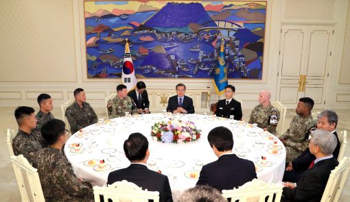 문재인 대통령이 1일 오후 청와대에서 공동경비구역(JSA) 경비대대 지휘관 및 장병을 초청해 개최한 차담회에서 참석자들과 대화를 나누고 있다.[사진=연합뉴스]