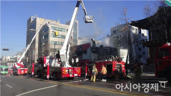 서울 송파구 차량공업사에서 불…1시간 만에 진화