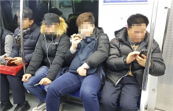 여름 '쩍벌남' 겨울 '어깨깡패'…서울지하철은 '전쟁 중'